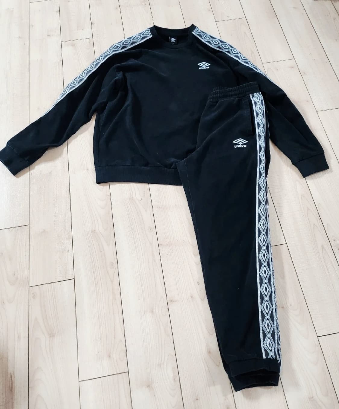 엄브로 검정색 트레이닝복 세트 상품이미지1