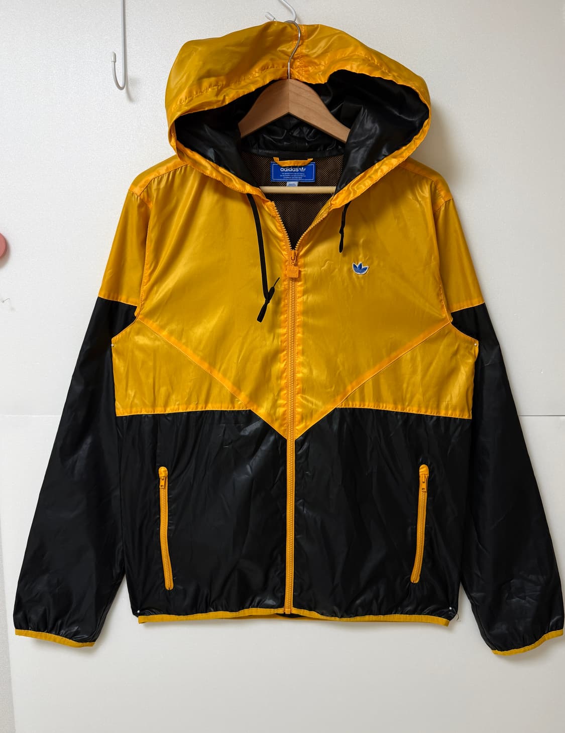 아디다스 오리지널 바람막이 105 / 옐로우 블랙 후드 윈드브레이커 /  상품이미지1