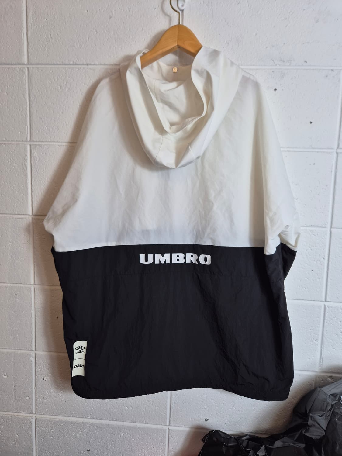 110 )엄브로 화이트 블랙 바람막이 아노락 상품이미지2