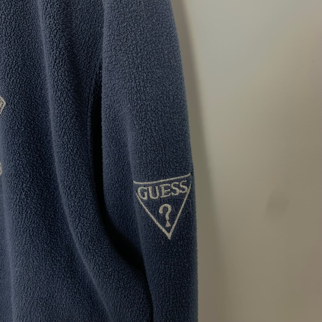 게스 스펠아웃 네이비 플리스 후드집업 상품이미지5