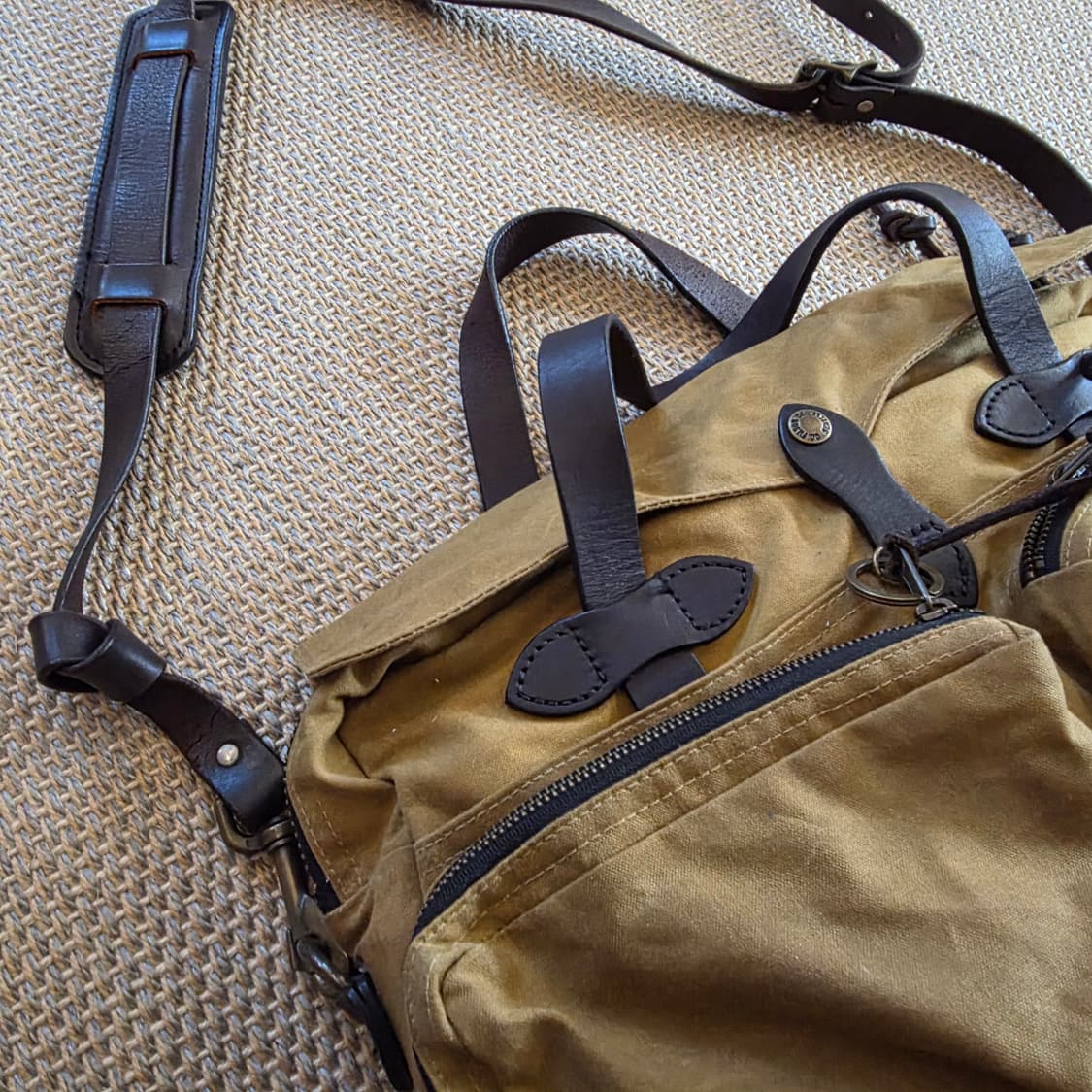 Filson 필슨 경량화 왁스드 코튼 켄버스 필드백 가방 상품이미지3