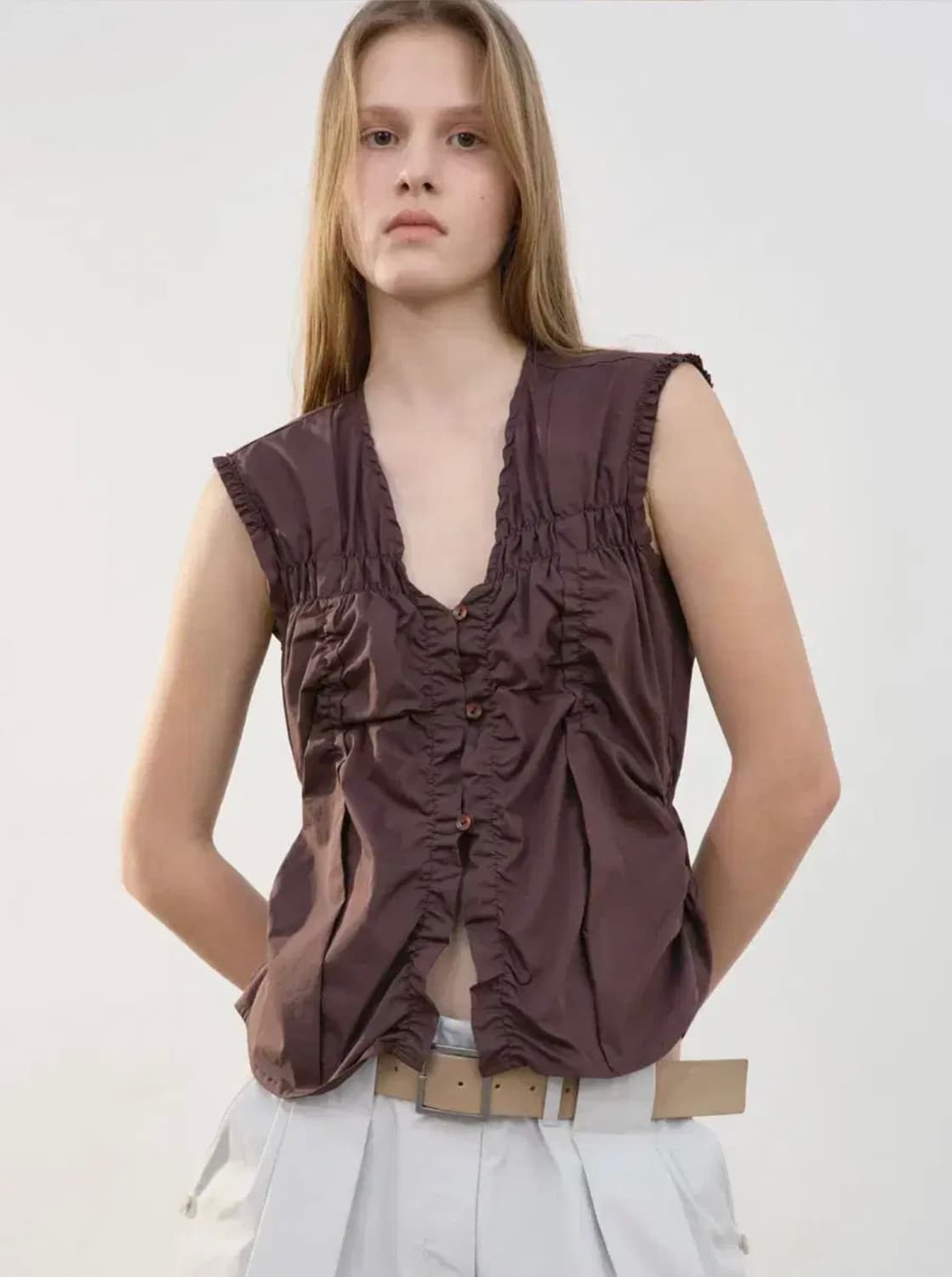 로우클래식 슬리브리스 블라우스 브라운 상품이미지3