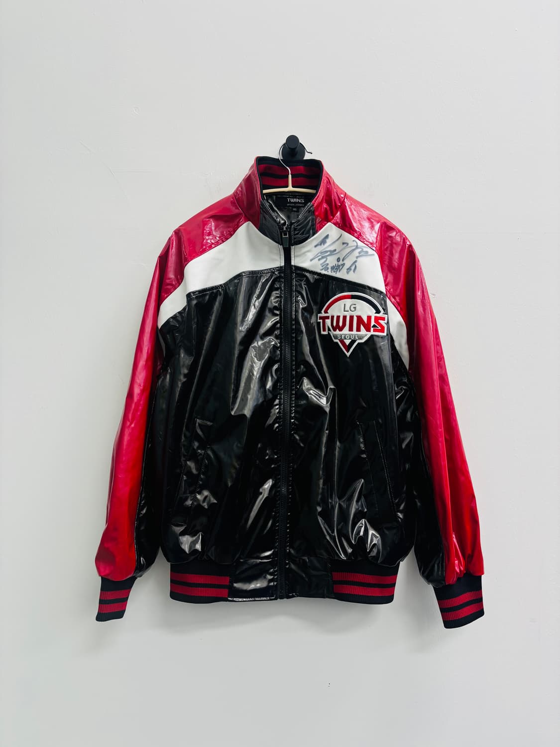LG 트윈스(LG TWINS) 어센틱 유광 점퍼 (임찬규 사인) 상품이미지1