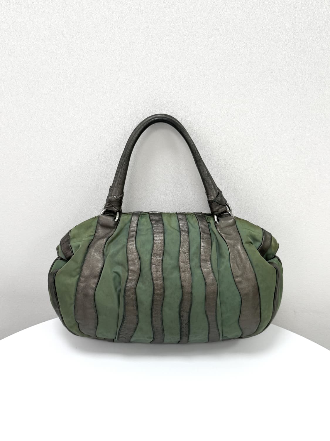 프라다 메탈릭 레더 & 나일론 스트라이프 토트백 상품이미지4