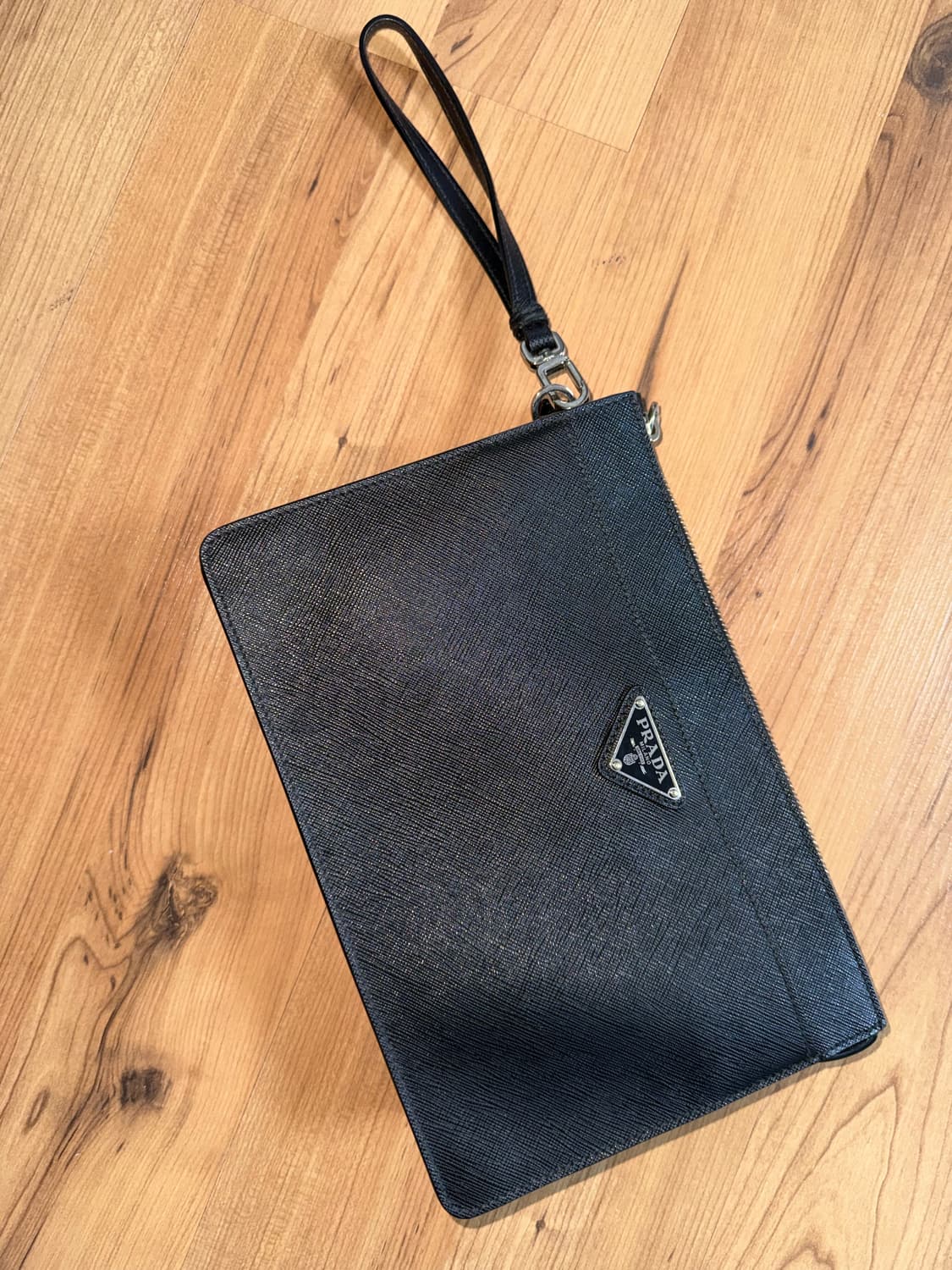 프라다 블랙 사피아노 레더 파우치 상품이미지1