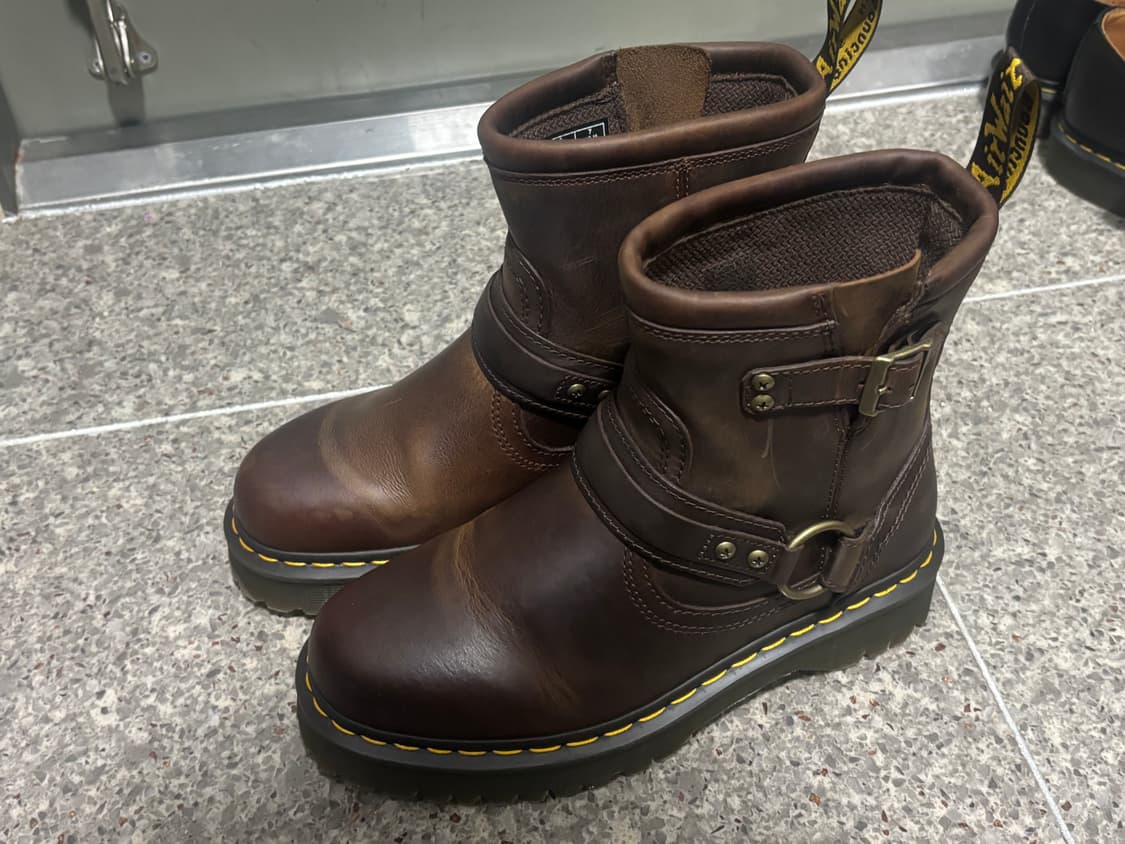 닥터마틴 애니스톤 하네스 앵클 부츠 - 다크 브라운 상품이미지3