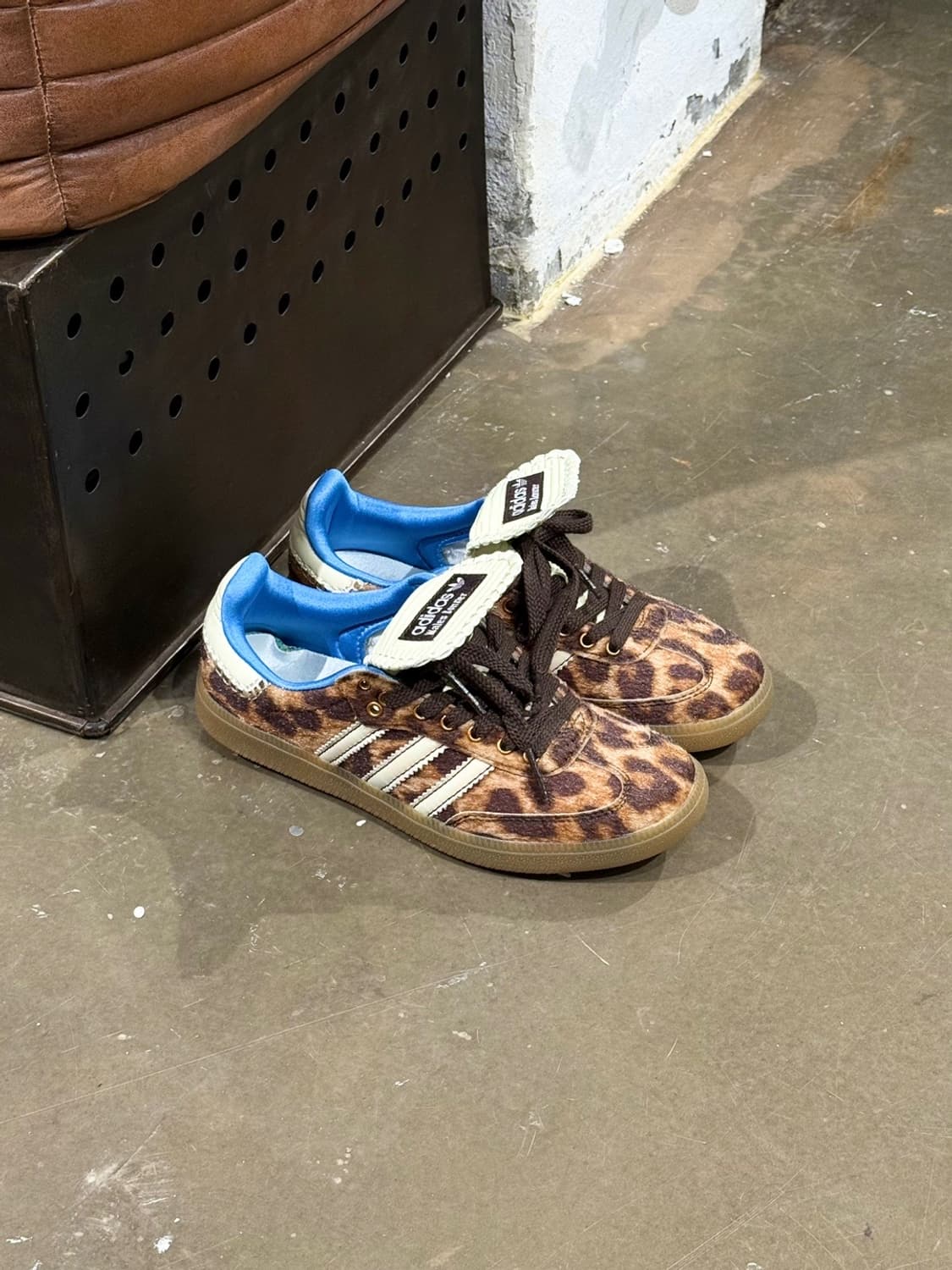 아디다스 x 웨일즈 보너 레오파드 포니 삼바 스니커즈 상품이미지1