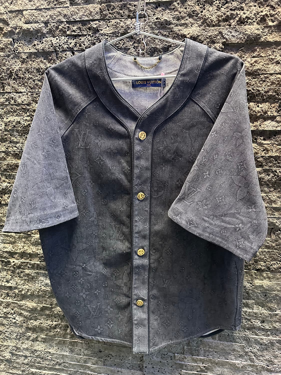 루이비통 모노그램 엠보스 베이스볼 셔츠 블랙 상품이미지1