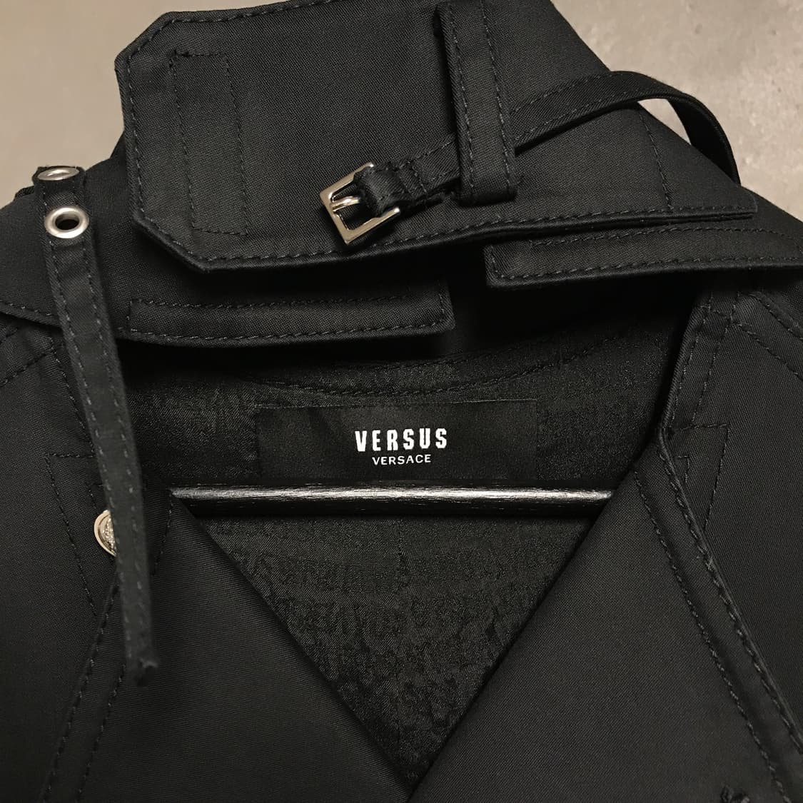 베르사체 베르수스 후드 코트 블랙 40(W) 상품이미지6