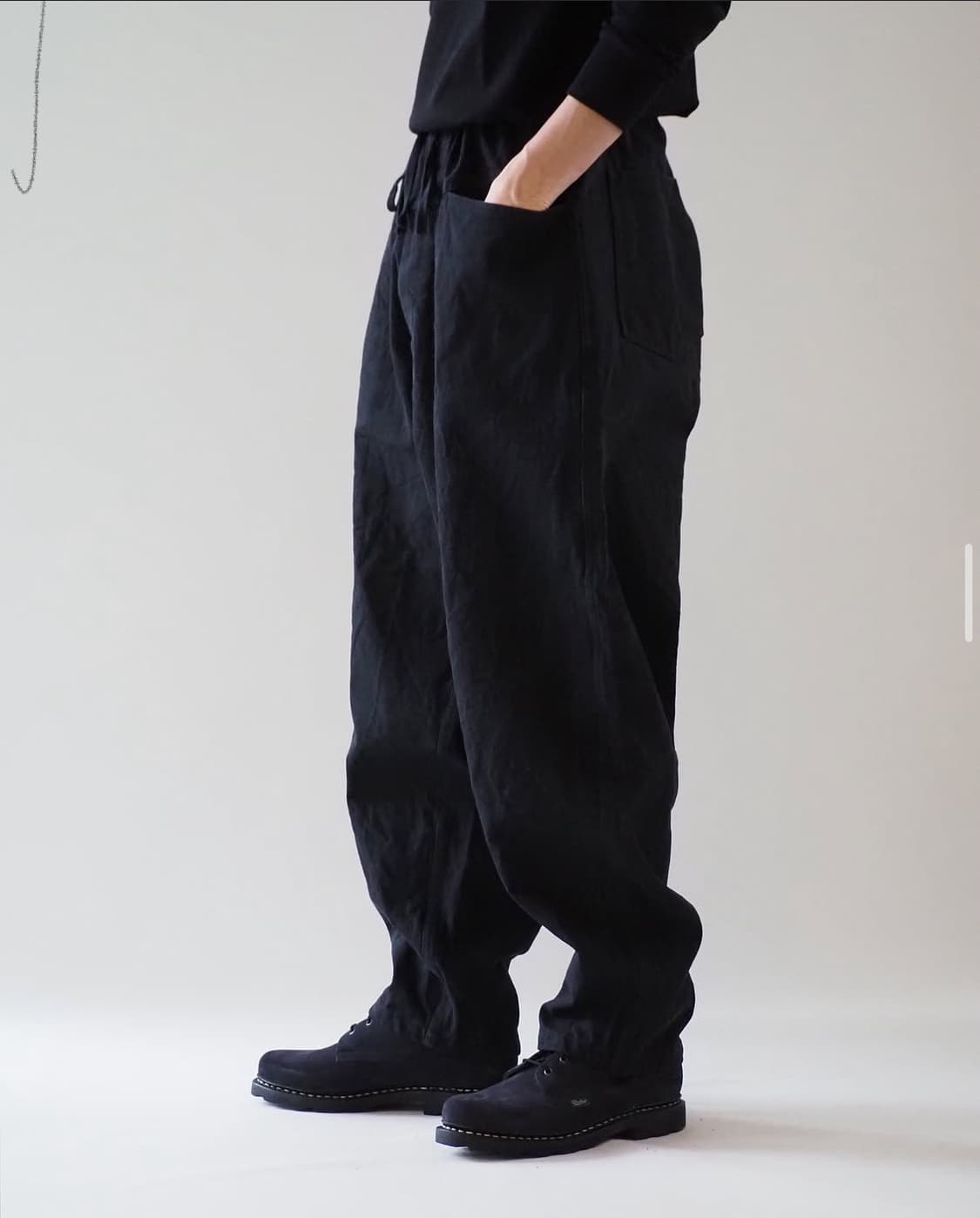 코모리 블랙 드릴 테이퍼드 팬츠 상품이미지2