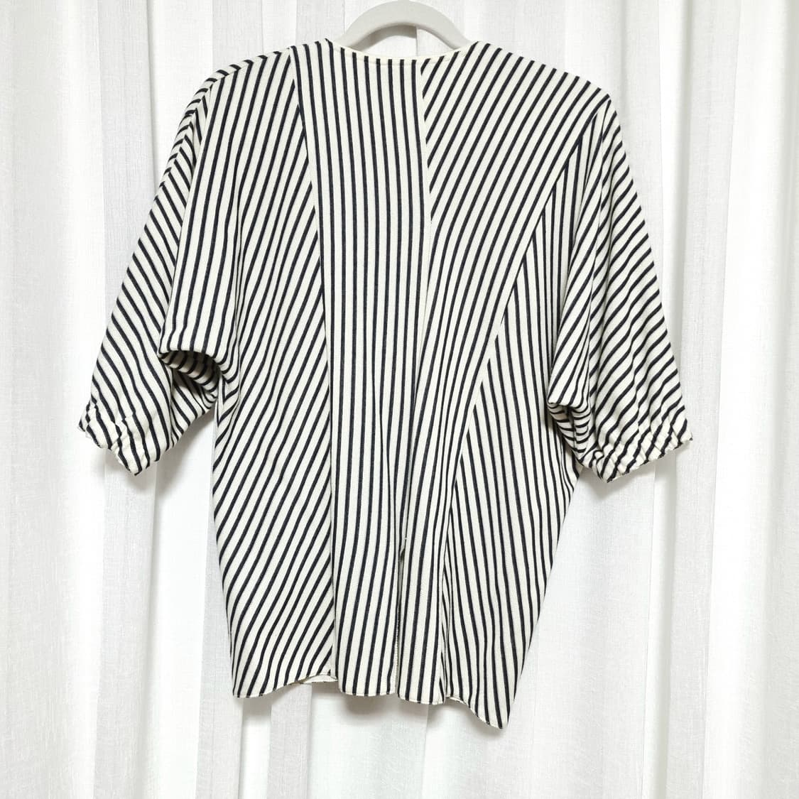 랑빙컬렉션 래글런 가오리핏 코튼혼방 언발란스 블라우스 (66까지) 상태굿 상품이미지2