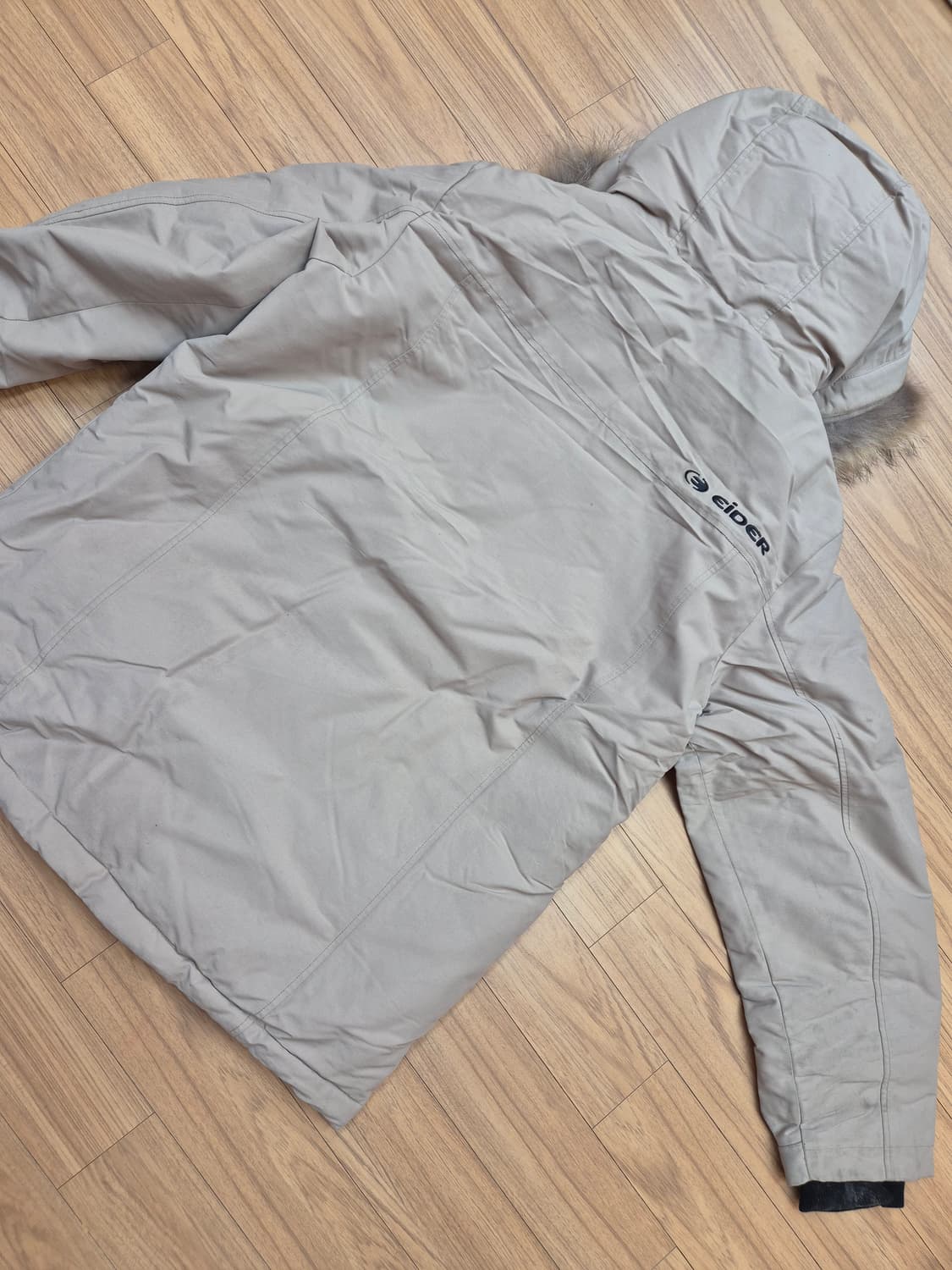 아이더 베이지색 다운 자켓 XL(105) 사이즈입니다. 털 탈부착 가능하 상품이미지2