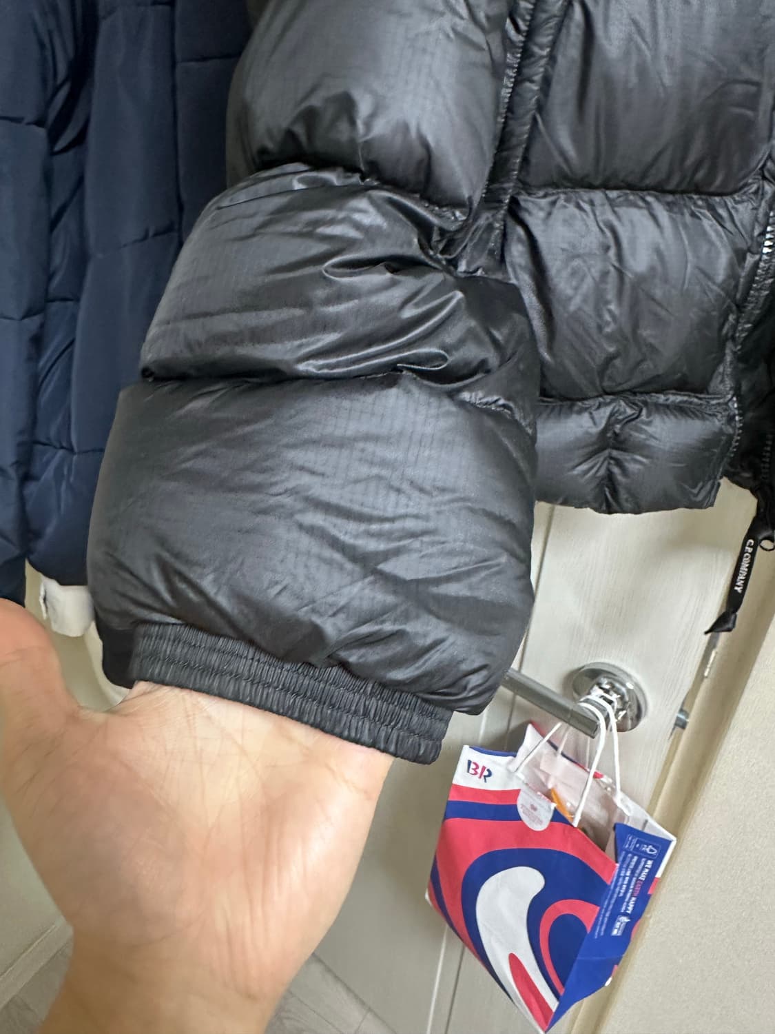 cp컴퍼니 dd쉘 패딩 24fw M 블랙 상품이미지3