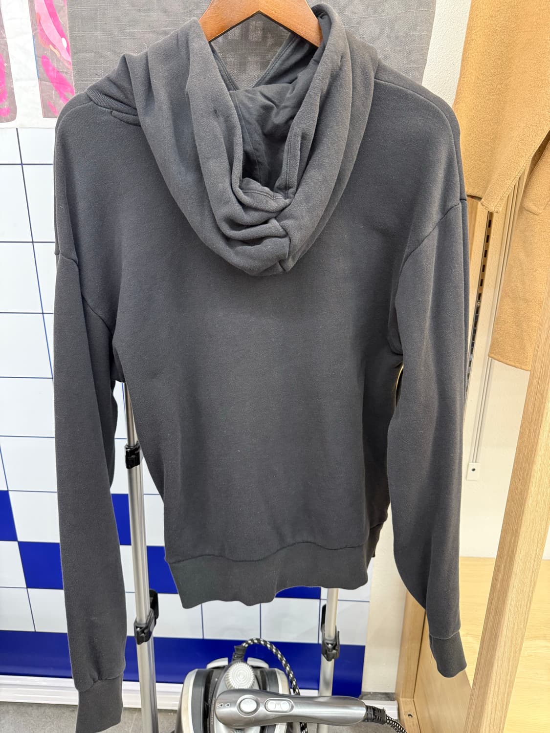 아디다스 금장로고 블랙 후드티 상품이미지6