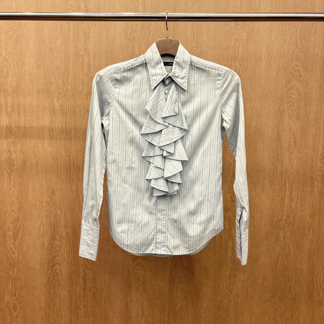 폴로 랄프로렌 칼라넥 긴팔 블라우스 핀 스트라이프 디테일 하늘색 상품이미지2