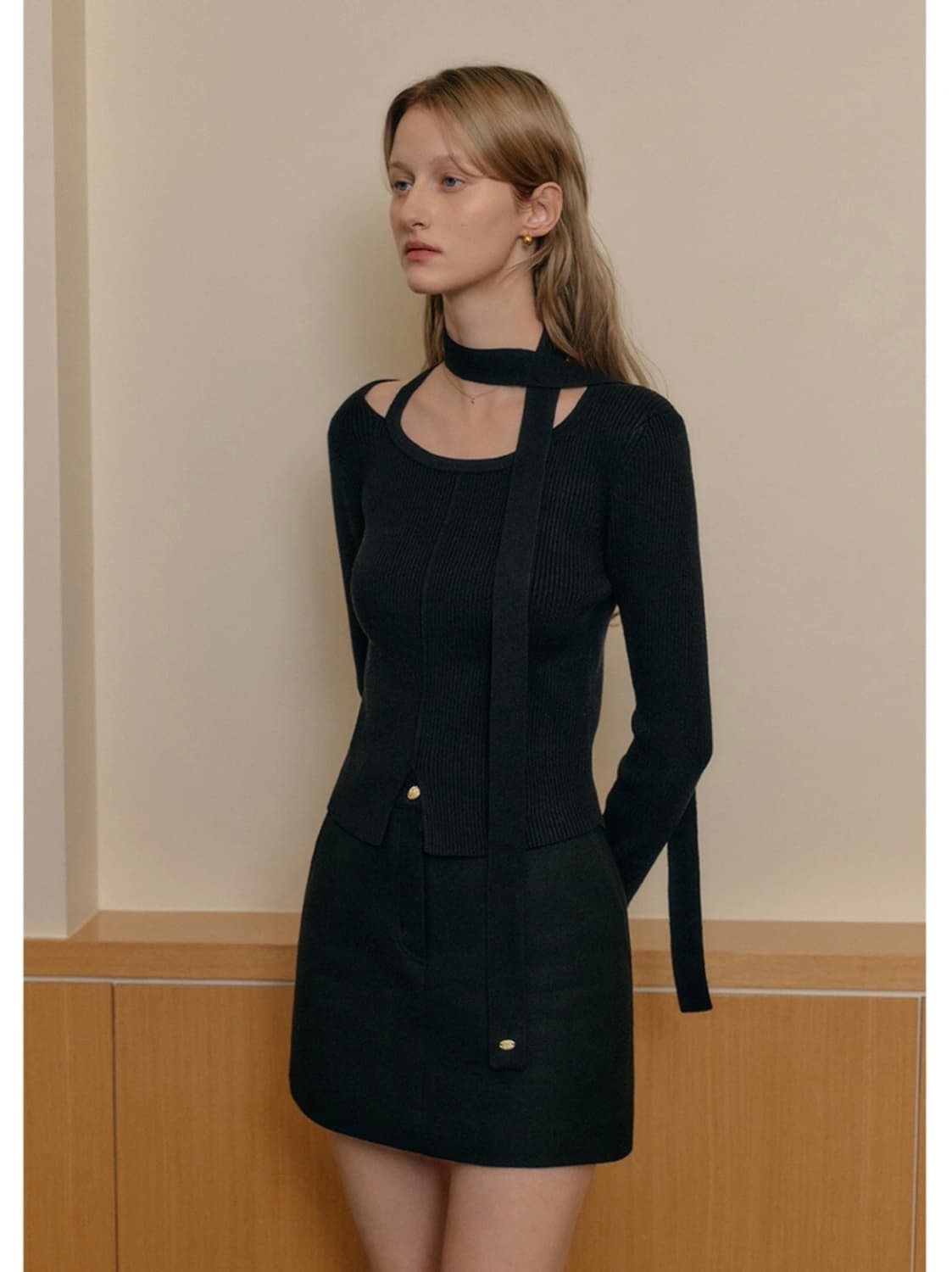 룩캐스트 위트니 컷아웃 니트 탑 (black / S size) 상품이미지1