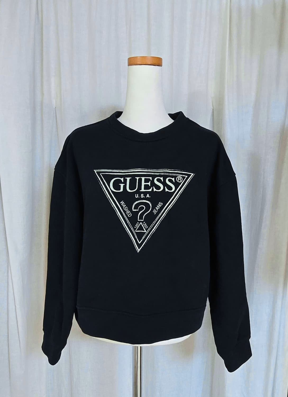 게스 GUESS  크롭핏 맨투맨 블랙 S 상품이미지1