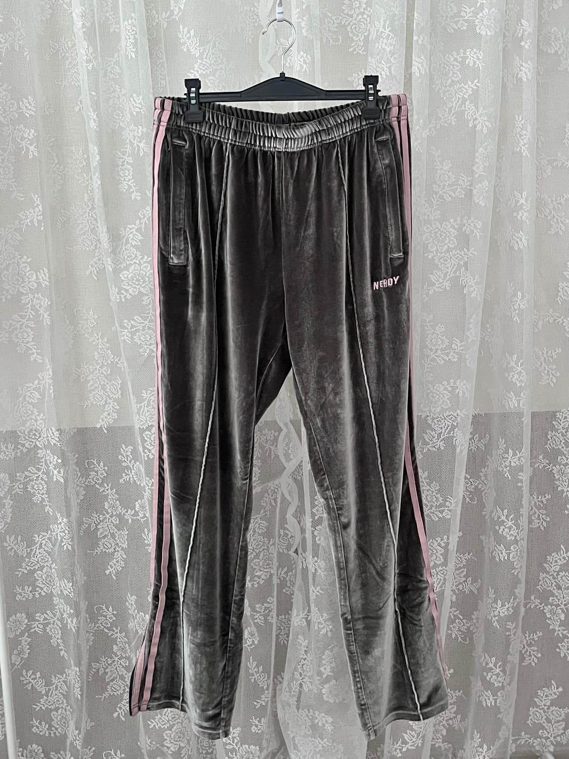 L) 널디 벨벳 트랙팬츠 차콜 핑크 상품이미지1