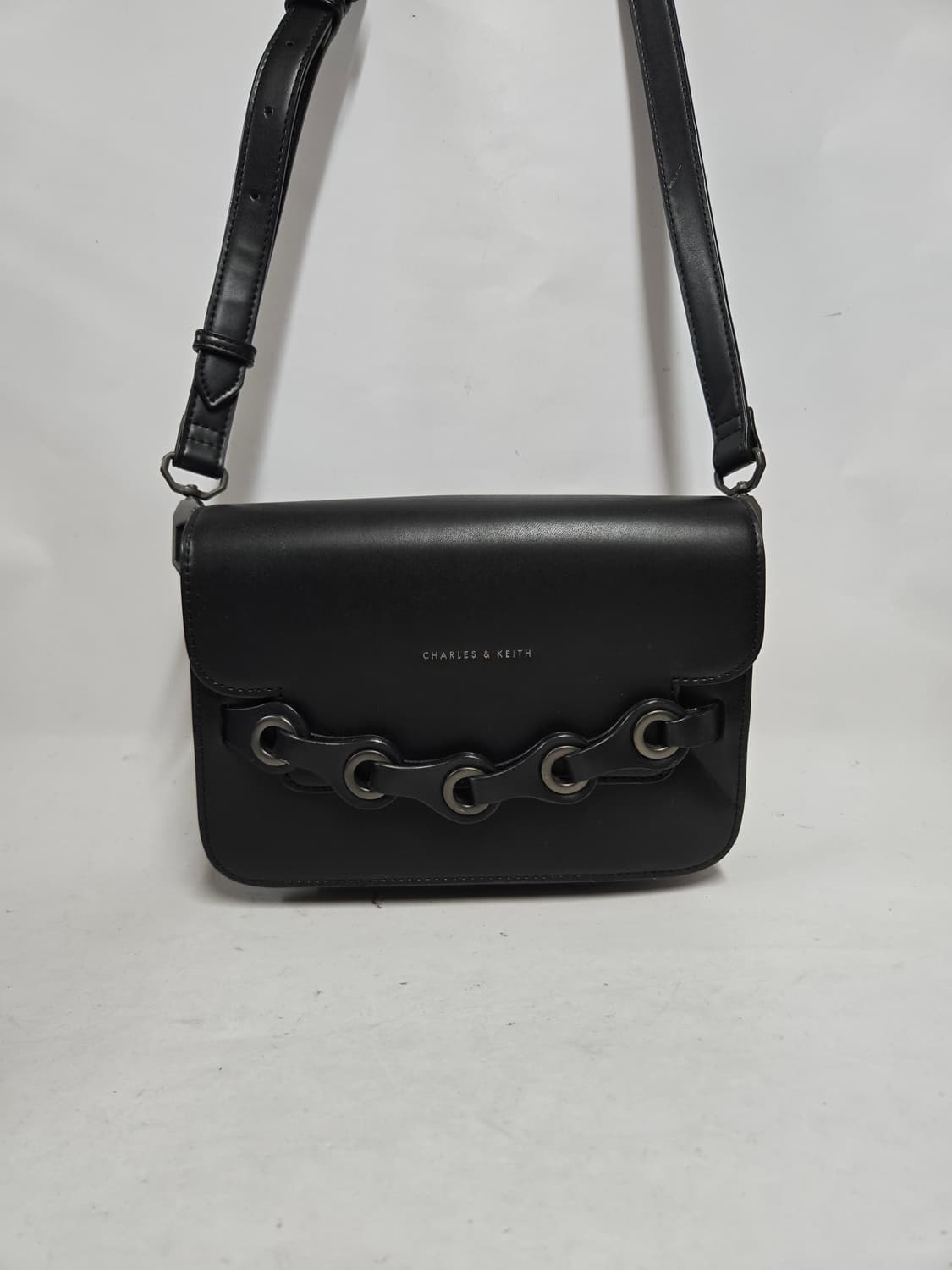 찰스앤키스 블랙 체인 크로스백 상품이미지1