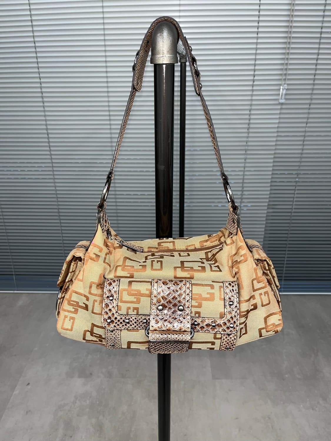 Guess Brown Logo Shoulder Bag 상품이미지3