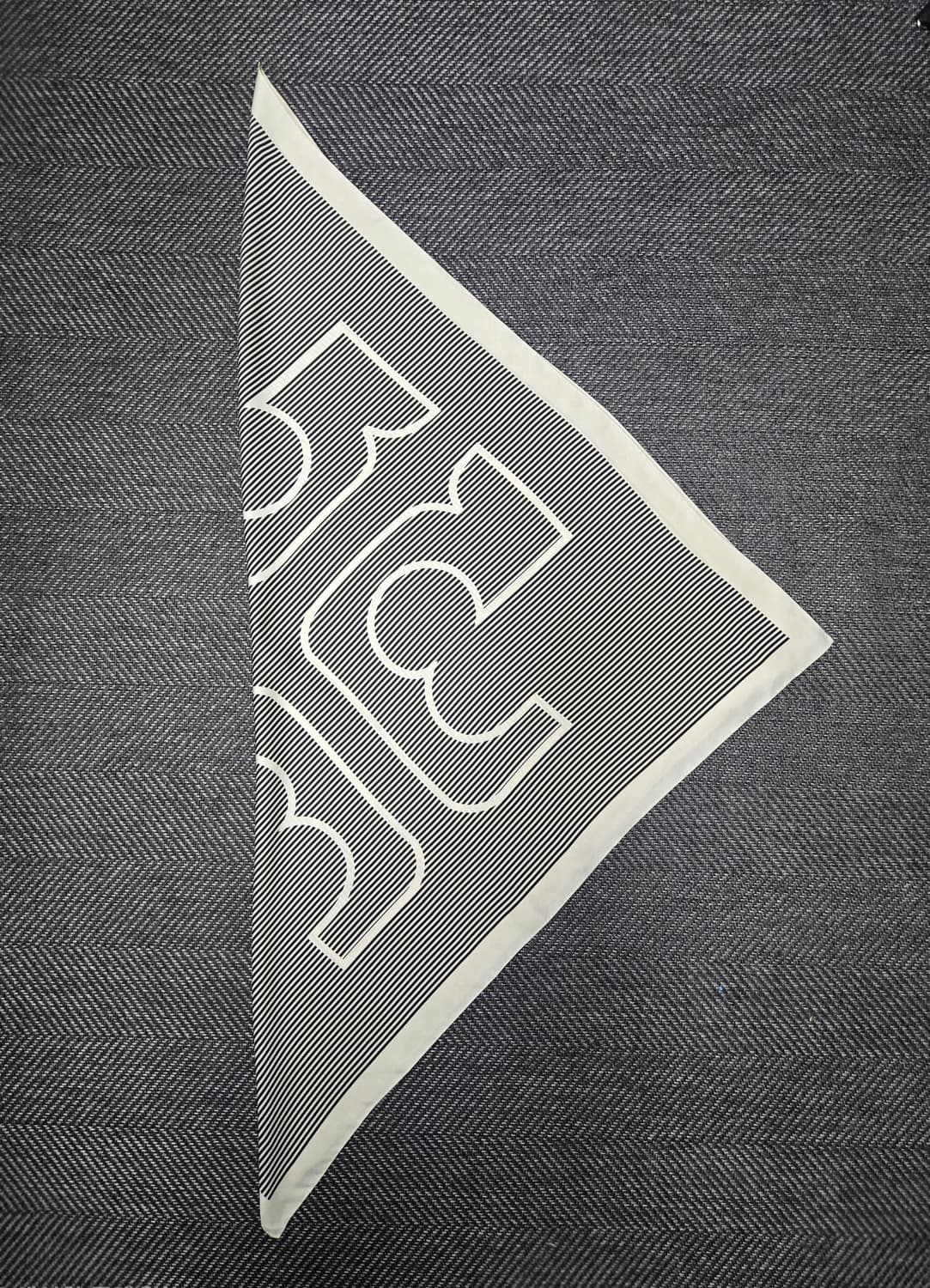 토리버치 24ss 핀스트라이프 로고 실크 스퀘어 스카프 상품이미지2