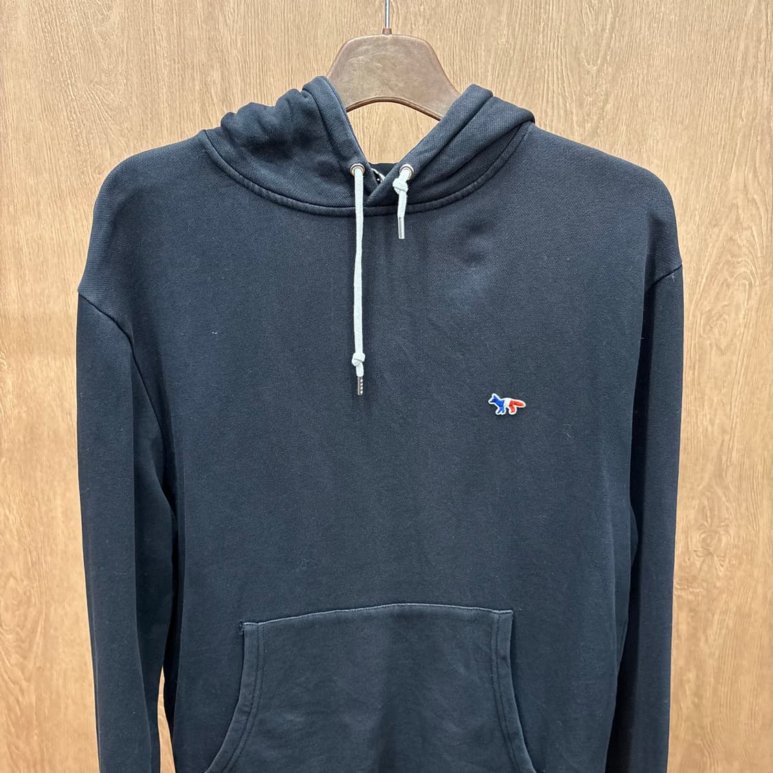 메종키츠네 코튼 긴팔 후드티 로고 패치 디테일 레귤러핏 블랙 상품이미지4