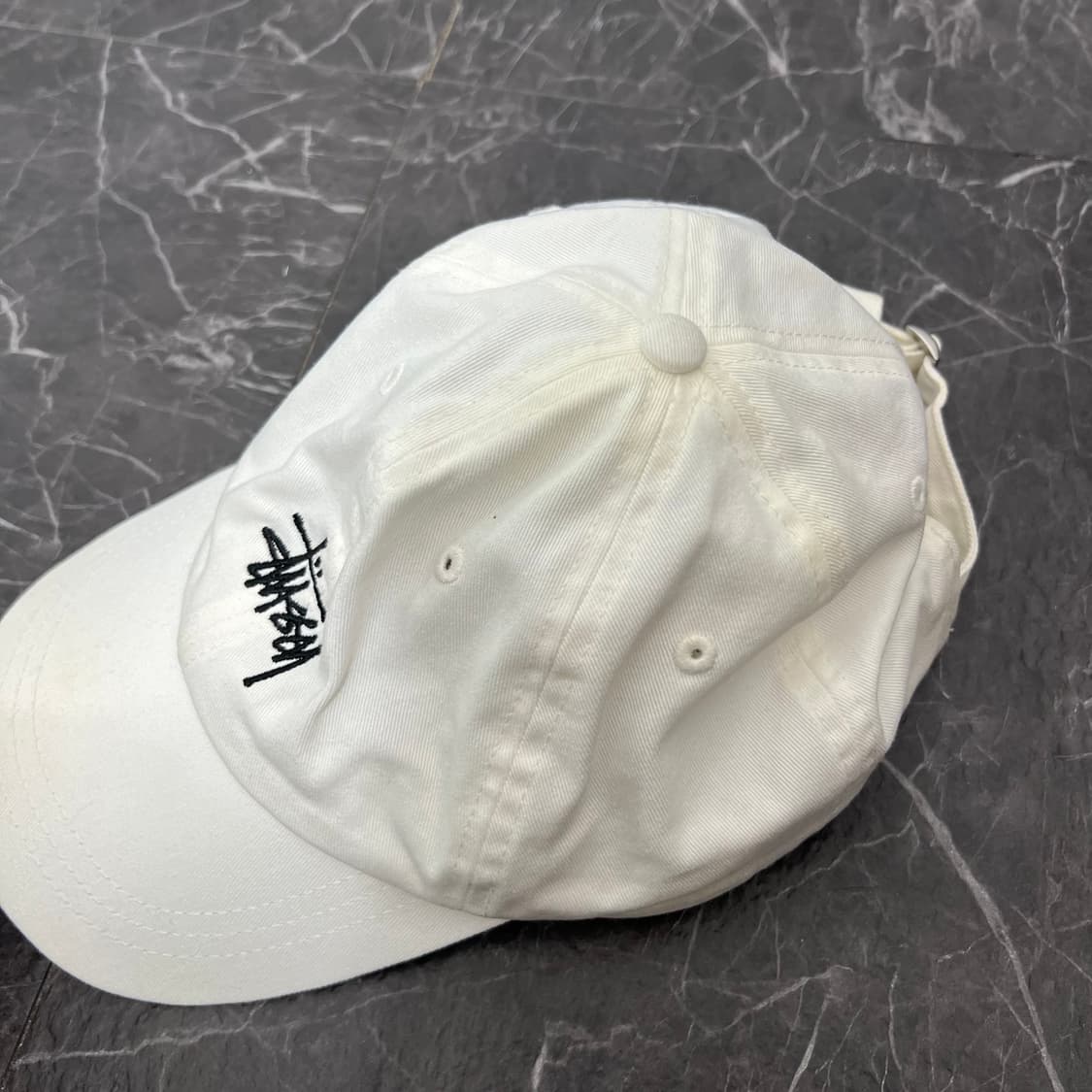 스투시 로고 볼캡 화이트 상품이미지3