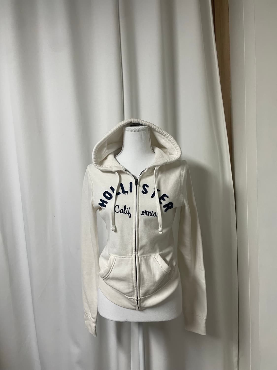 홀리스터 아이보리 남색로고 크림 후드집업 상품이미지2