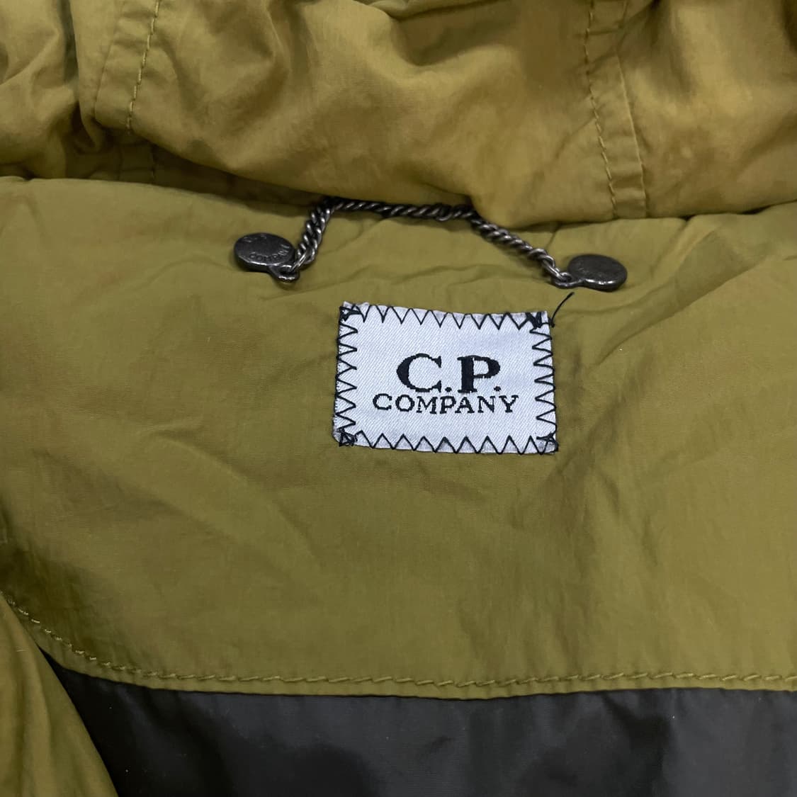 C.P컴퍼니 가먼트다이드 고글 후드 패디드 자켓 올리브그린 상품이미지5