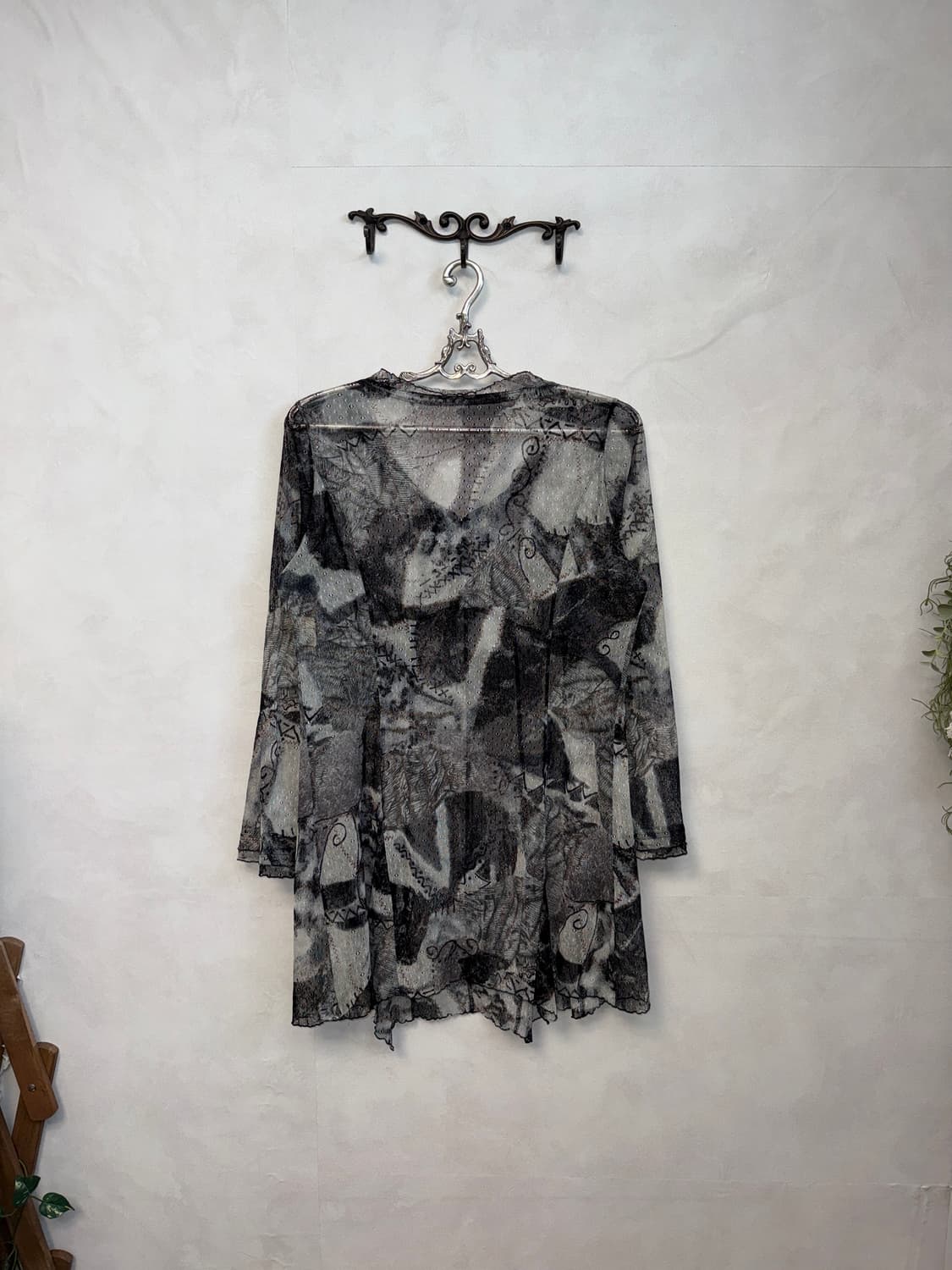 Black gray oriental graphic mesh blouse 상품이미지3