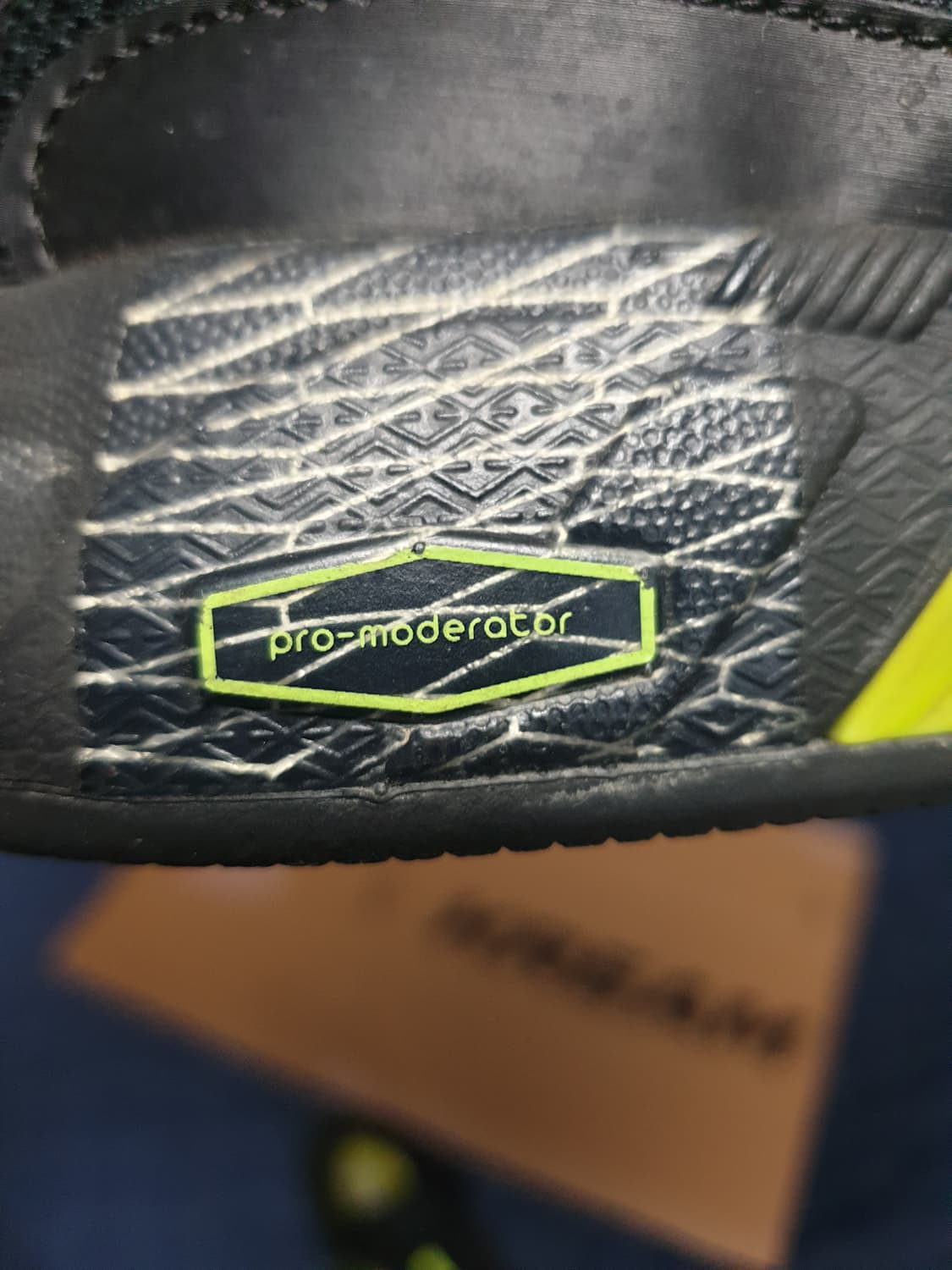 아디다스 리스폰스 CL 블랙 코어 형광 데일리 런닝화 (235) 상품이미지6