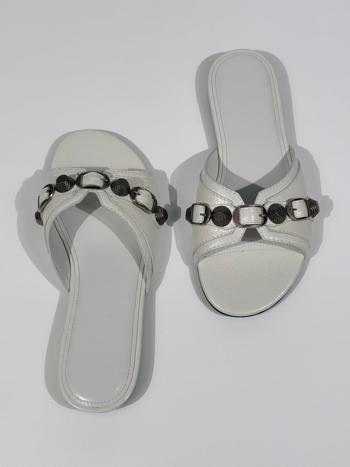 발렌시아가 카골 레더 플랫 샌들 뮬 화이트 상품이미지3