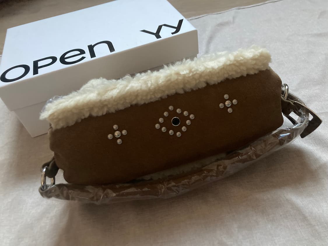 오픈와이와이 시어링스터드 필로우 핸들 백 상품이미지9