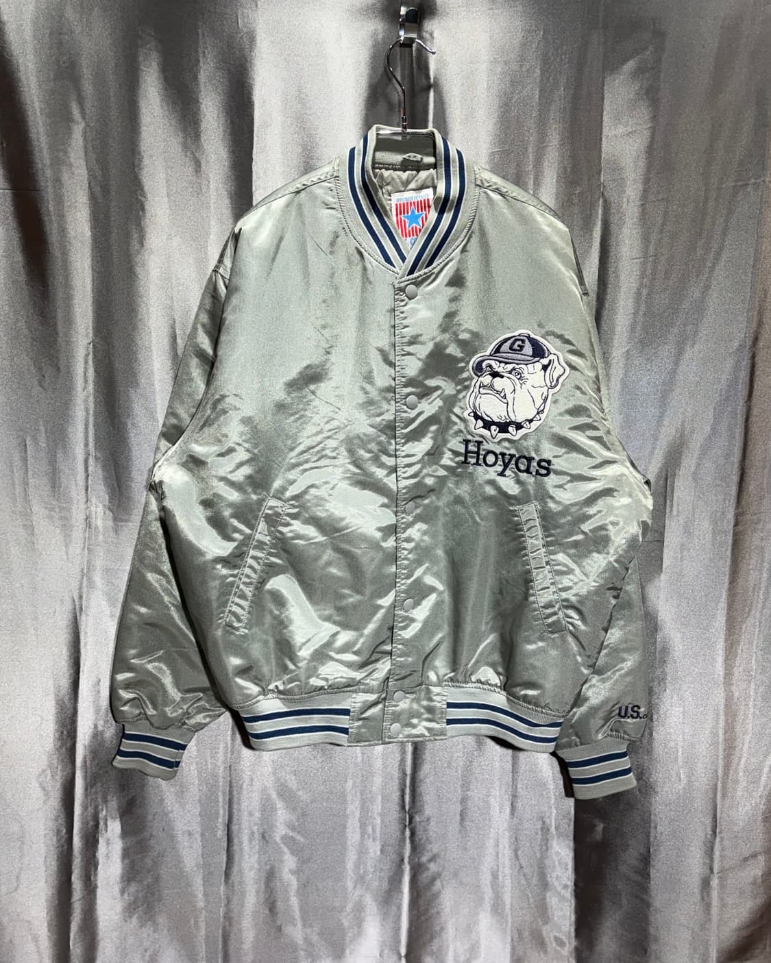 L U.S. College Hoyas 불독패치 사틴 실버 블루종 상품이미지3