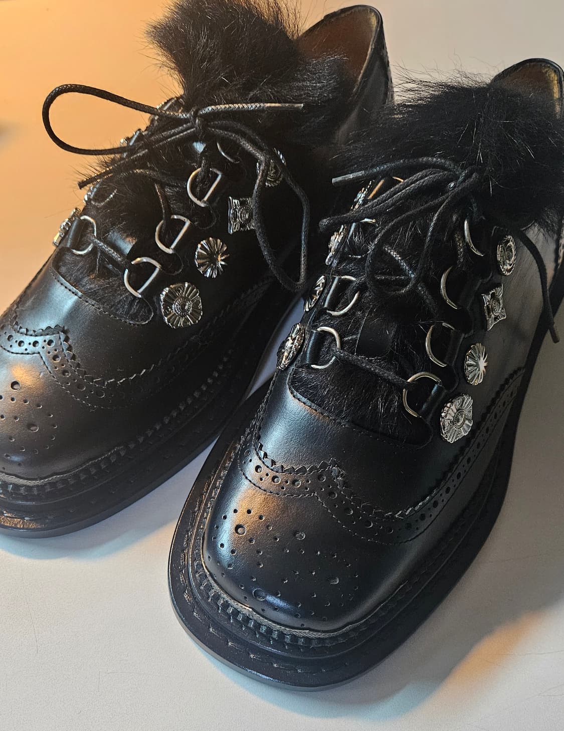 TOGA VIRILIS 블랙 퍼 장식 윙팁 슈즈 41(새상품) 상품이미지2