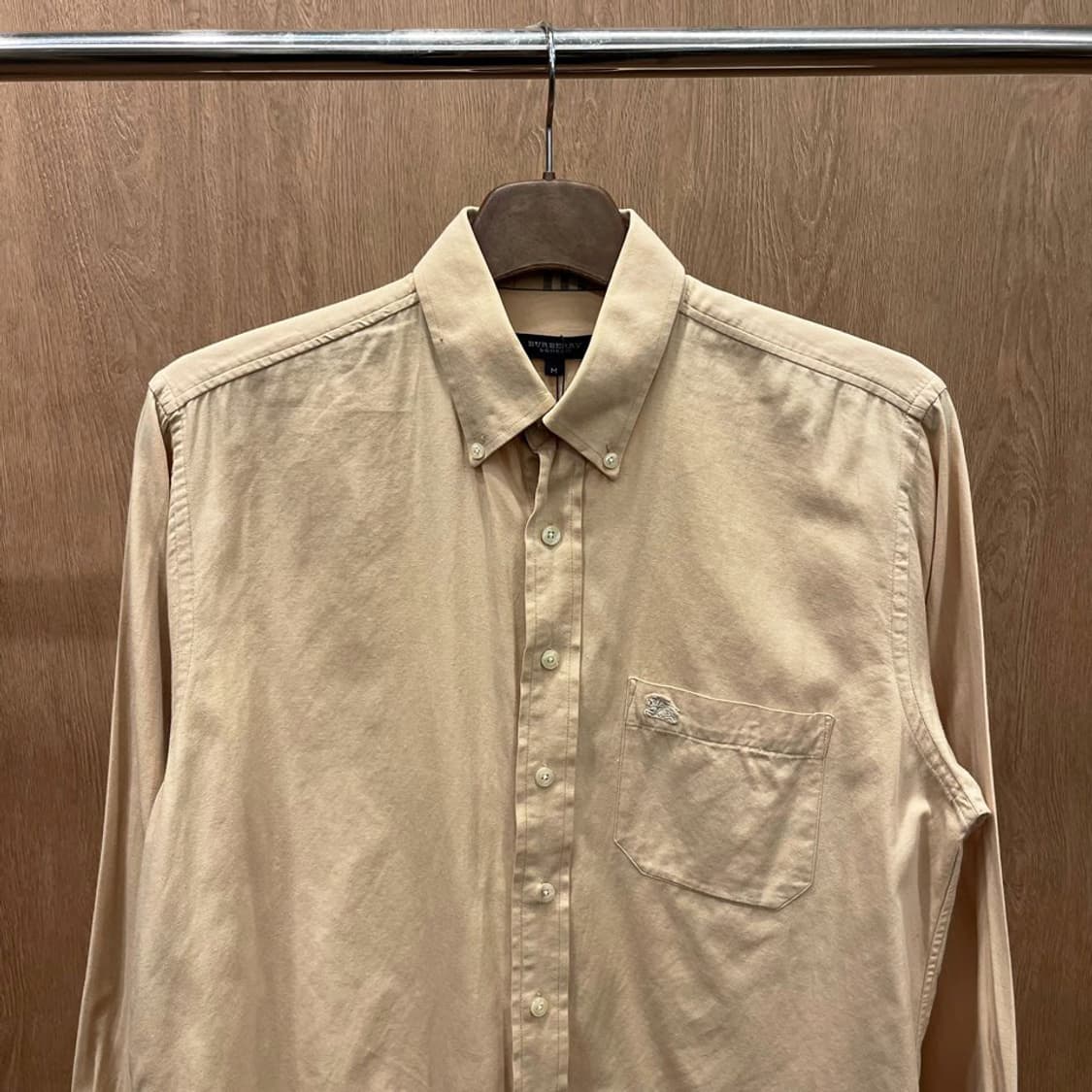 버버리 런던 코튼 셔츠 체스트 싱글 포켓 로고 자수 무지 디테일 베이지 상품이미지4
