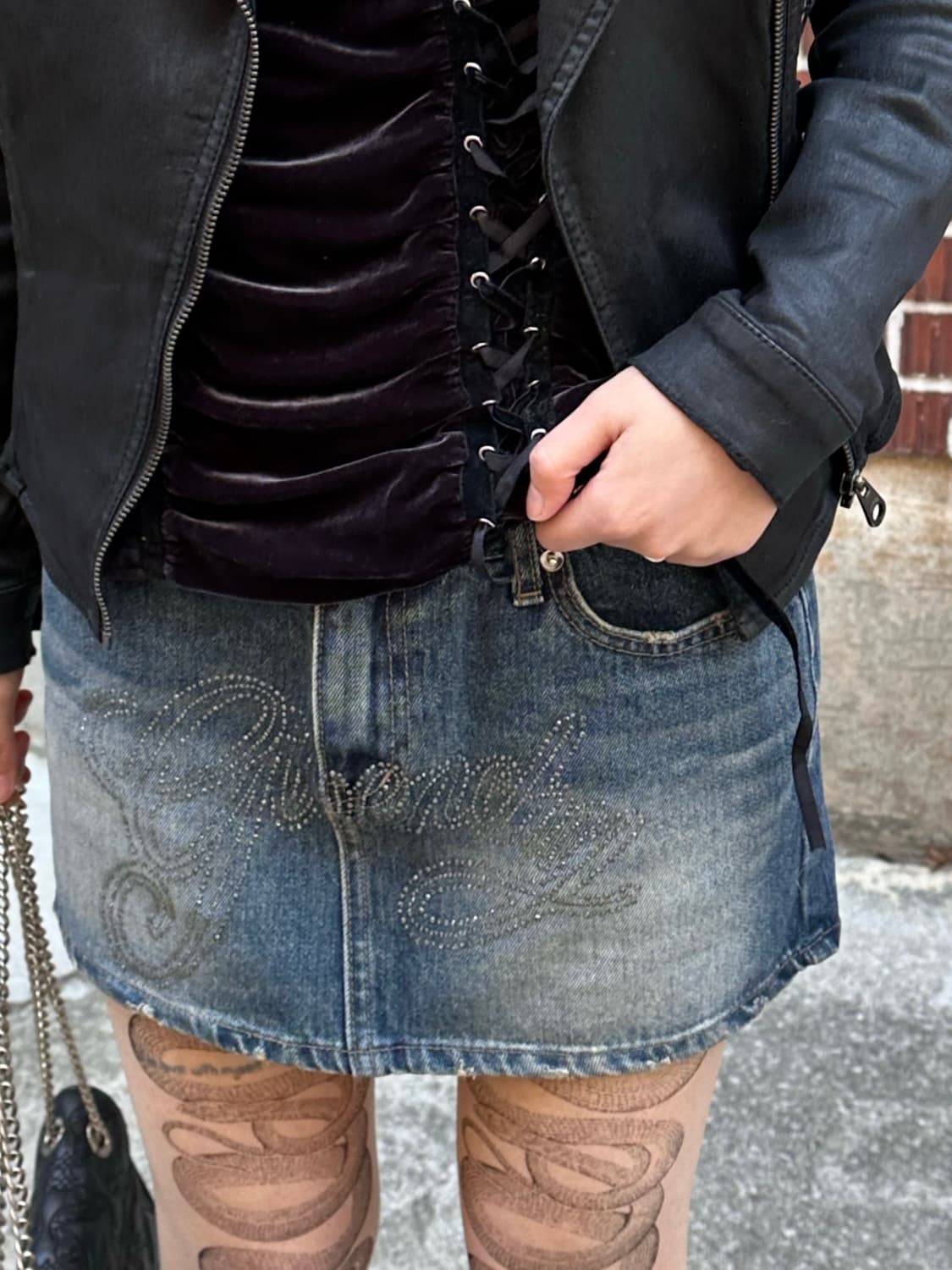 게스 자켓 아일렛 벨벳 롱슬리브 큐빅 데미지 미니 스커트 코디 상품이미지3