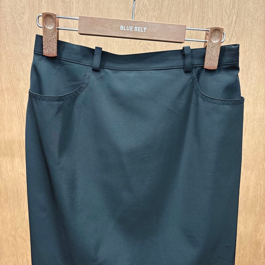 입생로랑 미디 스커트 심플 포켓 디테일 H핏 딥그린 상품이미지4