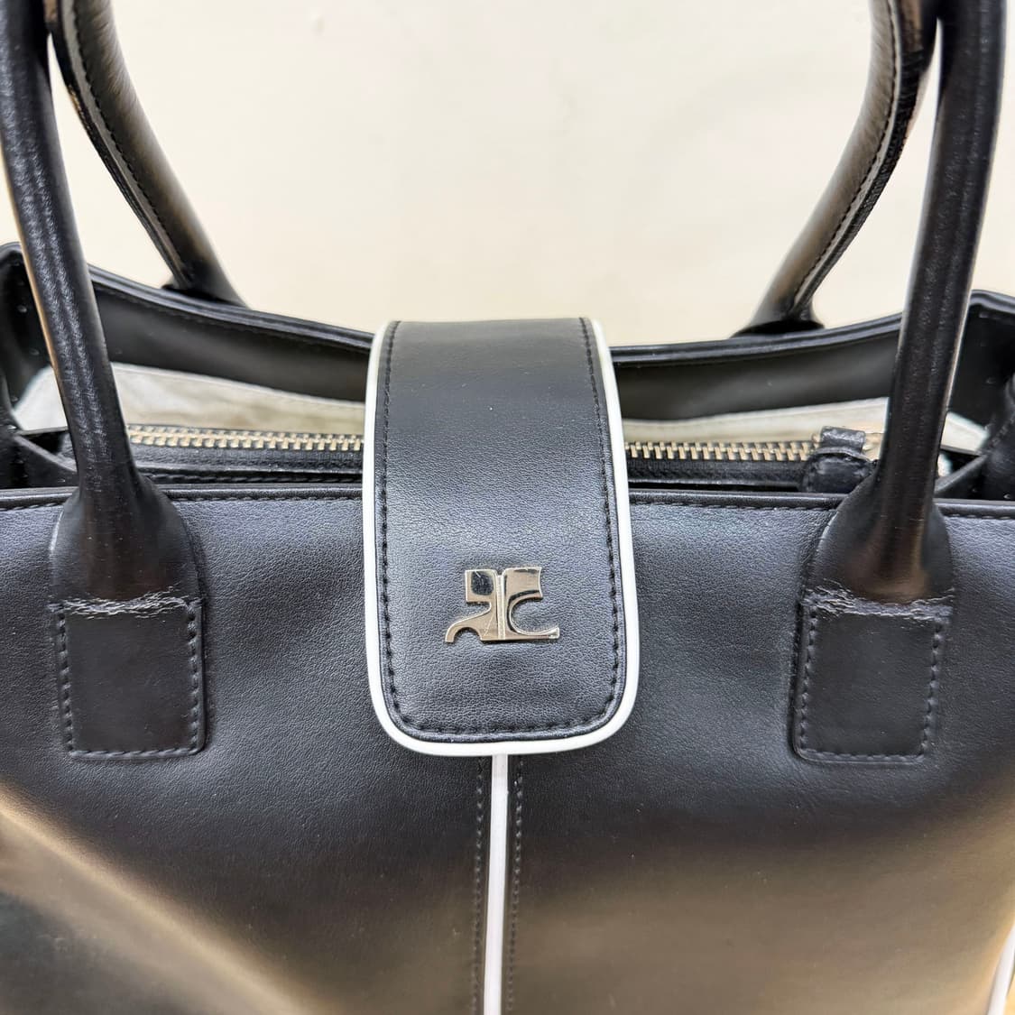 꾸레쥬 레더 스퀘어 토트백 화이트 파이핑 로고 스트랩 디테일 블랙 상품이미지6