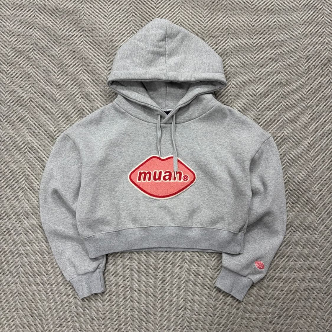 무아무아 로고 와펜 크롭 후드티 v2113 상품이미지1