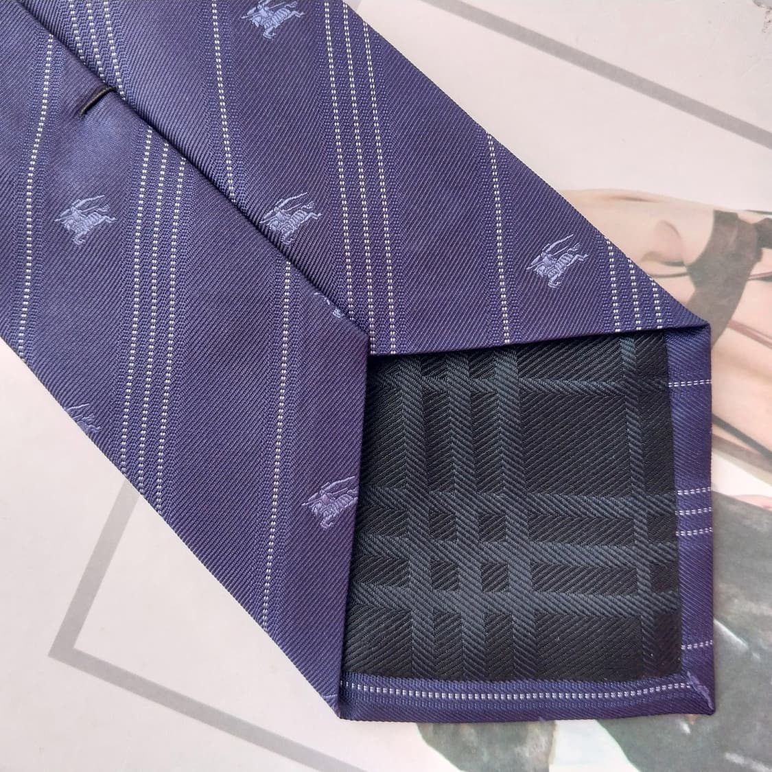 버버리 네이비 기마사 패턴 슬림 넥타이 8cm A+등급 K2553
 상품이미지7