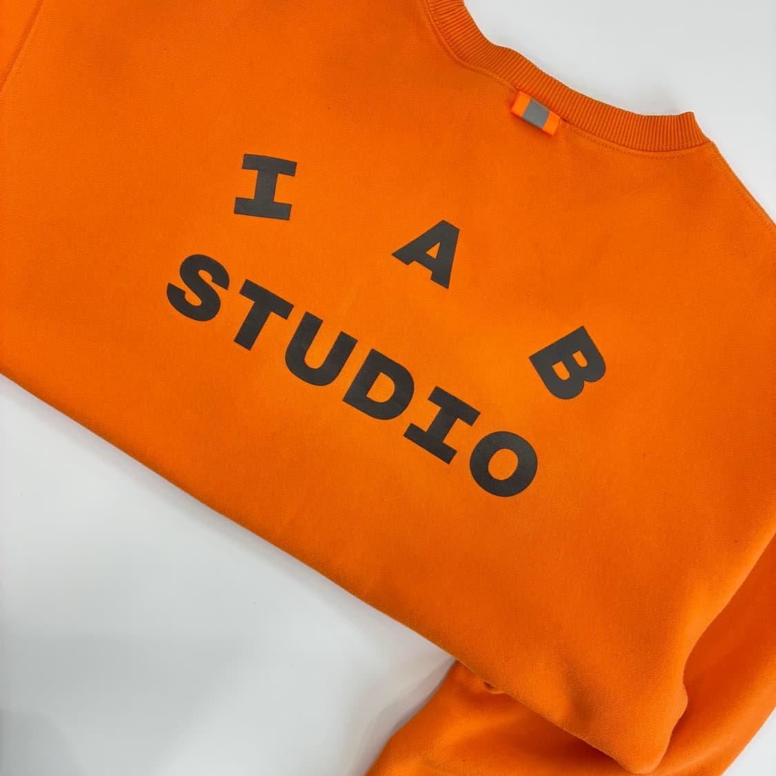 IAB STUDIOS 아이앱 스튜디오 두산 오렌지 맨투맨 상품이미지2