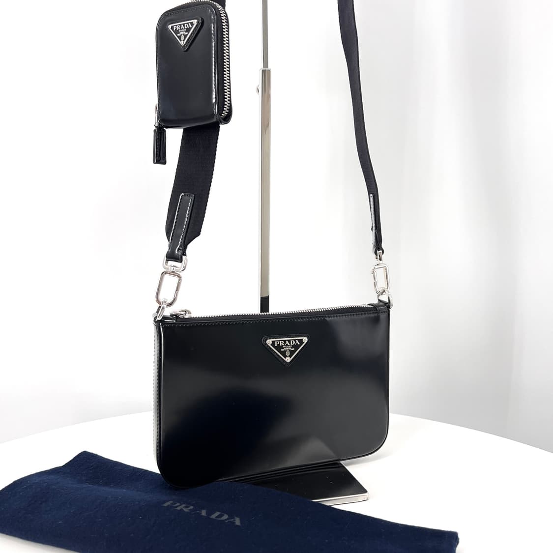 프라다 브러시드 삼각로고 크로스백 블랙 (2VH129) 상품이미지2