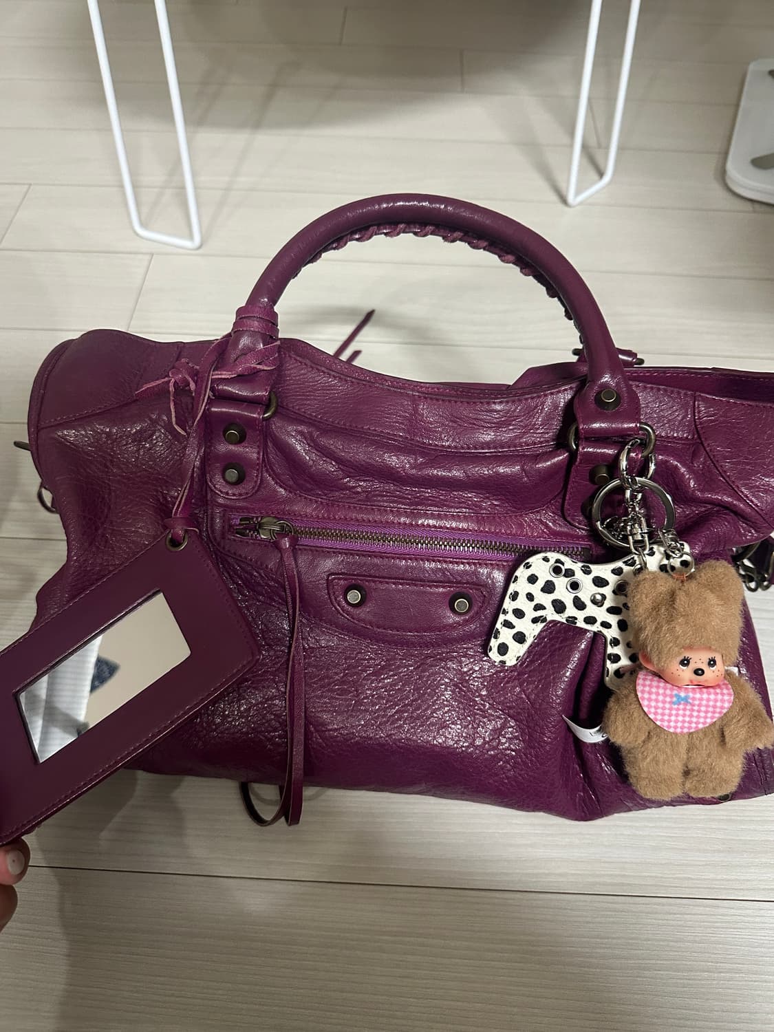 발렌시아가 모터백 미듐 퍼플 와인색 상품이미지1