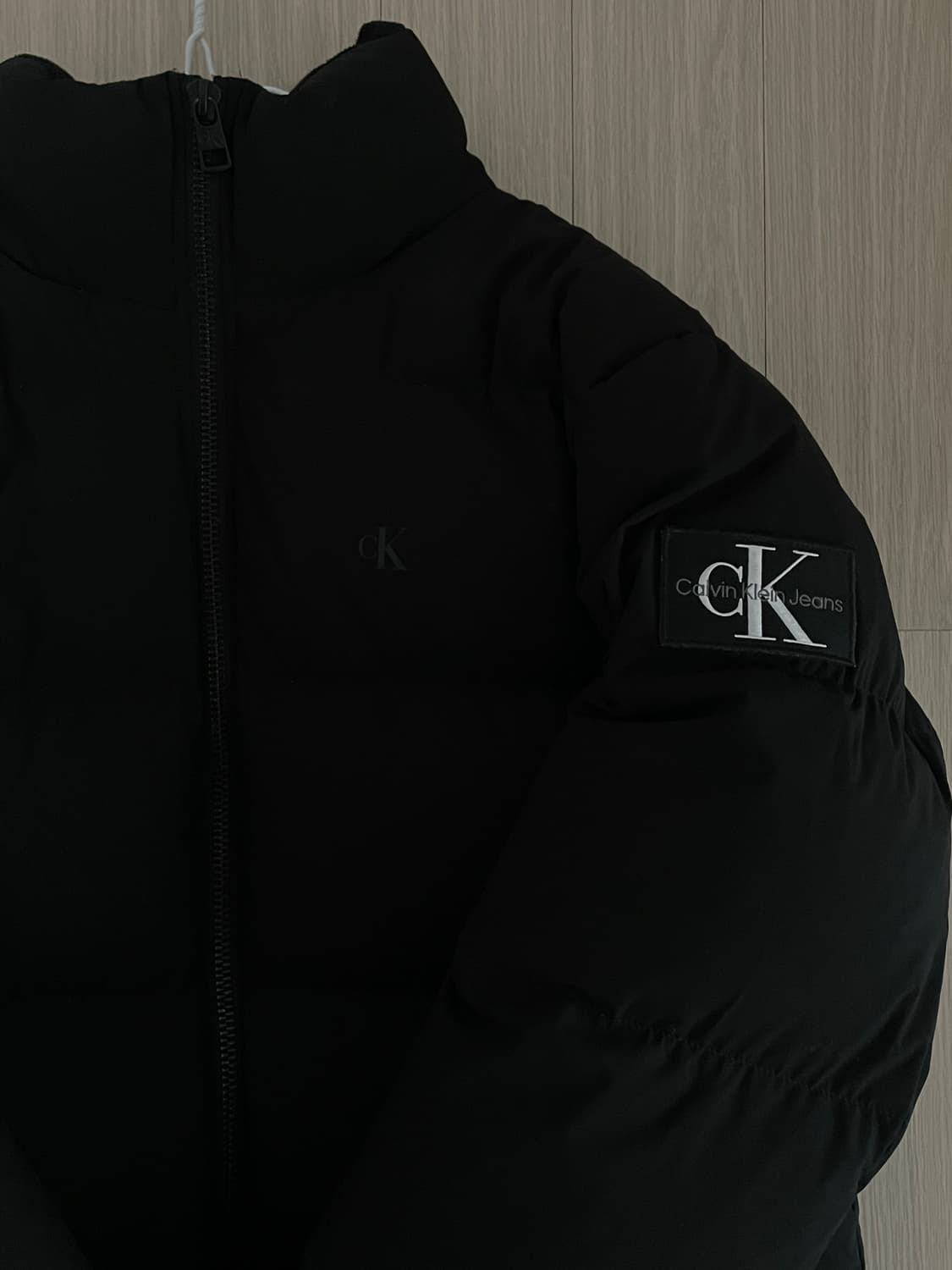 캘빈클라인 진 남 블랙 레귤러핏 스탠드 카라 숏 다운 푸퍼 재킷 상품이미지4