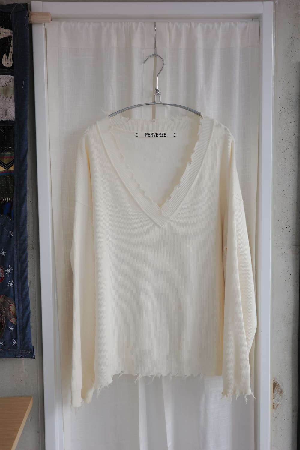Perverze 퍼버즈  브이넥 데미지 니트 상품이미지1