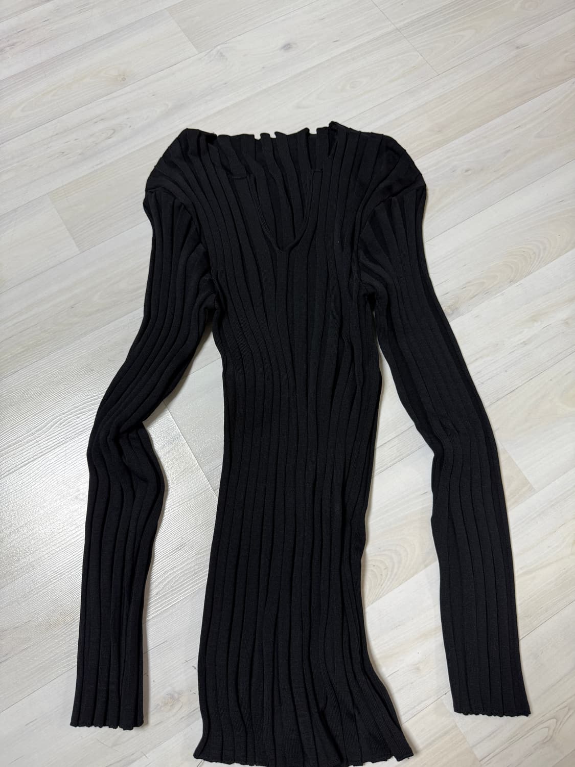 엘이이와이 슬림 브이넥 니트 블랙 상품이미지9