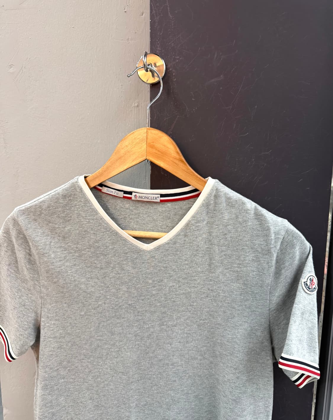 .S/ 몽클레어 브이넥 와펜 에센셜 반팔 상품이미지4