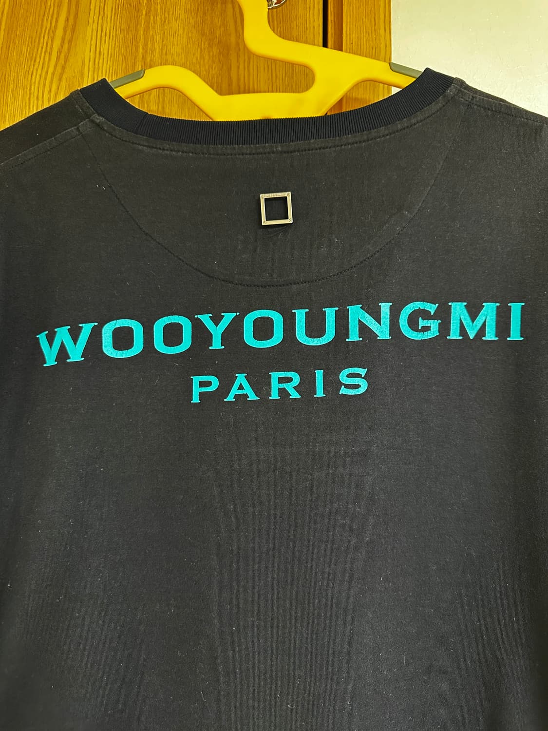 (52) 우영미 터콰이즈 백로고 티셔츠 네이비 - 22FW 상품이미지5