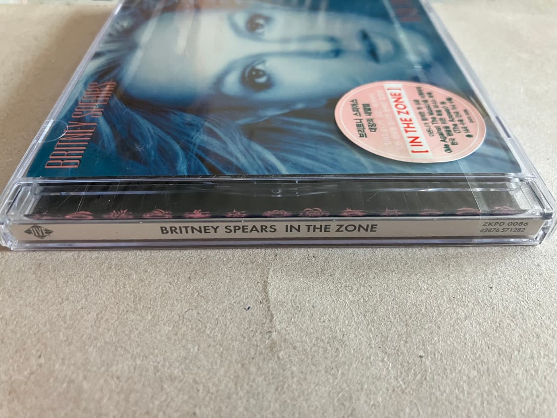 브리트니스피어스 4집 In the Zone 라이센스 초판 미개봉 CD 상품이미지3